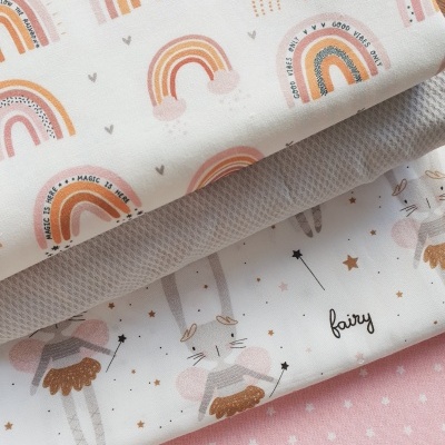 tecidos algodão com padrões arco-íris, ratinhos e pontos