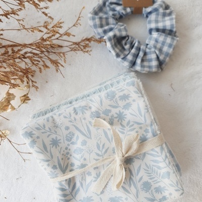 Discos reutilizáveis com padrão floral e elástico para cabelo azul e branco com etiqueta