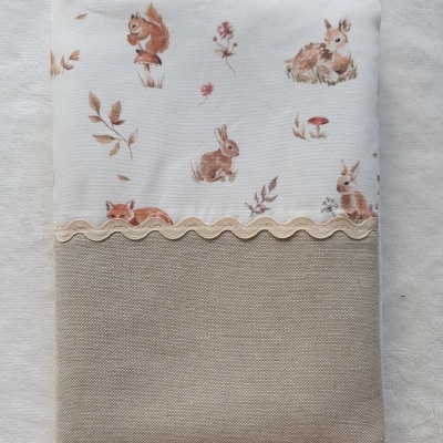 Capa de tecido com padrão de animais e tecido bege liso