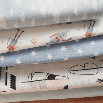 Tecido com vários padrões coloridos em camadas sobre madeira