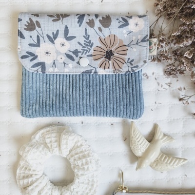 Conjunto de bolsa, estojo, scrunchie e decoração de pássaro sobre fundo branco.