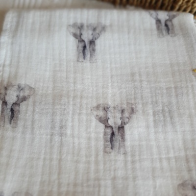 Pano branco com desenhos de cabeças de elefante cinzentas