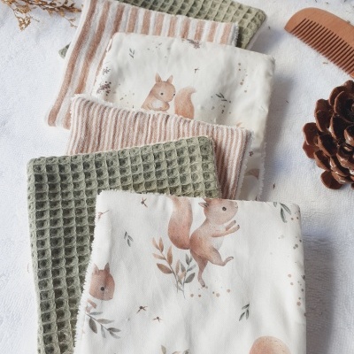 Conjunto de panos de cozinha com padrões de esquilos, riscas rosa claro e textura waffle verde-oliva