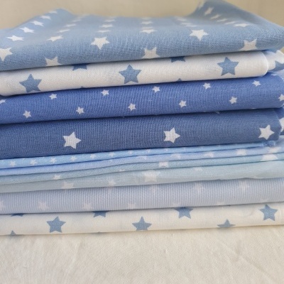 Tecidos dobrados com padrão de estrelas em azul e branco