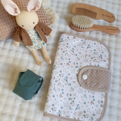 Conjunto para bebé com estojo floral, pente e escova de madeira, fralda verde e boneca de peluche