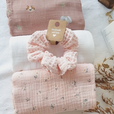 Paninhos rosa e branco com scrunchie rosa claro e etiqueta 'Handmade with love'