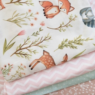 Vários tecidos coloridos com diferentes padrões e ilustrações sobrepostos