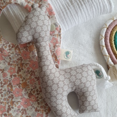 Brinquedo de peluche girafa floral com babete e decoração em tecido branco
