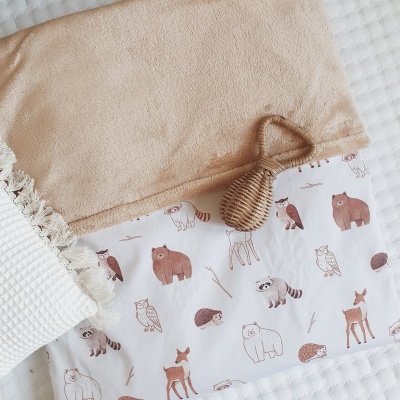 Manta infantil castanha e branca com estampado de animais