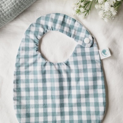 Babete quadrícula azul e branca com fecho de mola branco