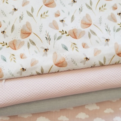 Conjunto de quatro tecidos com padrões e cores suaves empilhados