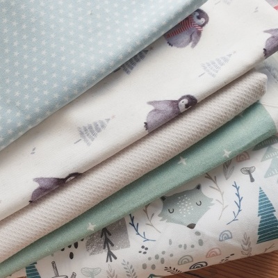 Tecidos macios para bebé com padrões de estrelas, pinguins e animais em tons pastel