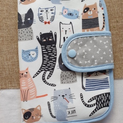 Estojo com padrão de gatos coloridos e fecho azul claro