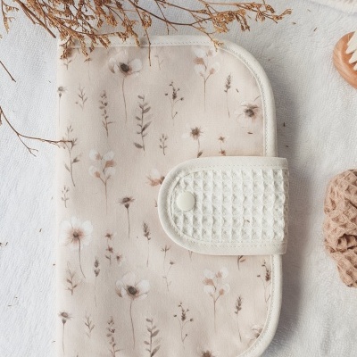 Carteira em tecido com padrão floral tons neutros e fecho botão