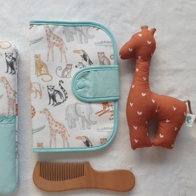 Estojo de tecido estampado com animais, pente de madeira e brinquedo de peluche girafa