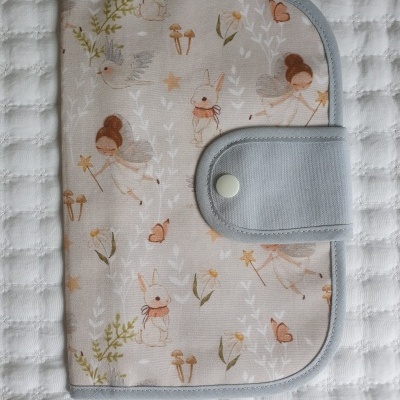 Estojo em tecido com padrão de fadas, coelhos e flores, bordas e fecho azul claro