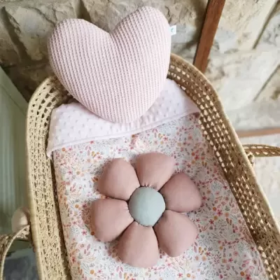 Cesto em palha com colcha floral e almofadas em forma de coração e flor