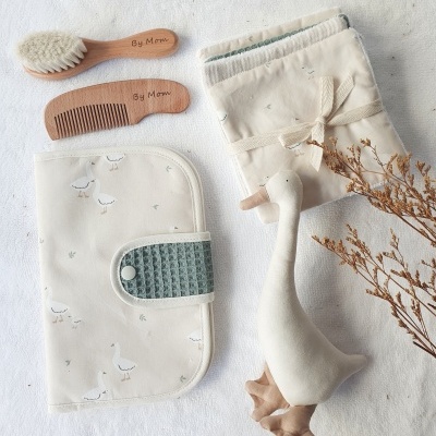 Conjunto de acessórios para bebé com escova, pente, saco de tecido e brinquedo de ganso em peluche