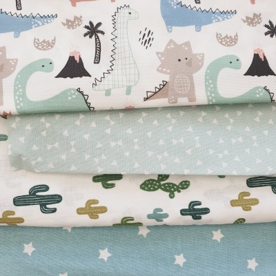 Quatro tecidos com padrões coloridos empilhados