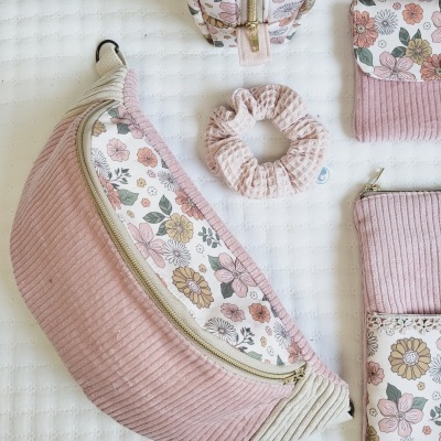 Conjunto de acessórios têxteis cor-de-rosa e bege com padrão floral