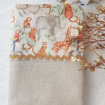 Capa de tecido com padrão de animais e linho beige