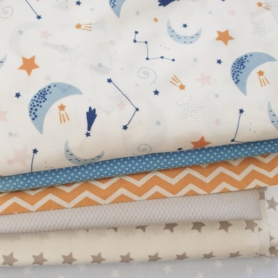 tecidos variados com padrões de céus estrelados, bolinhas, chevron, e estrelas