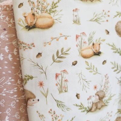 Tecido branco com padrão de raposas e ouriços e tecido rosa com desenhos florais