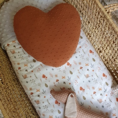 Berço de bebé com colchão estampado, almofada coração e brinquedo cão em tecido rosa