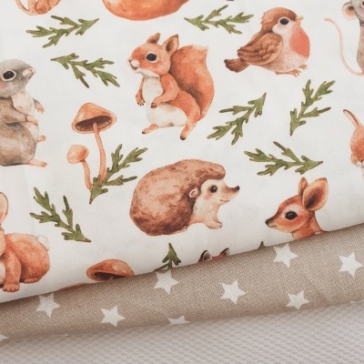 Tecidos com padrões de animais da floresta, estrelas e textura branca