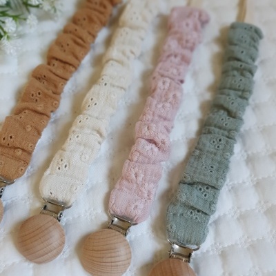 Presilhas para chupeta em tecido bordado de várias cores com clipes de madeira