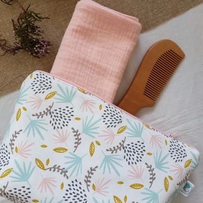 Bolsa estampada floral com pano rosa e pente castanho