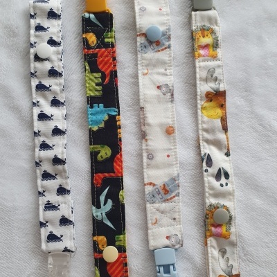 Quatro fitas coloridas com padrões infantis e pregadores de plástico