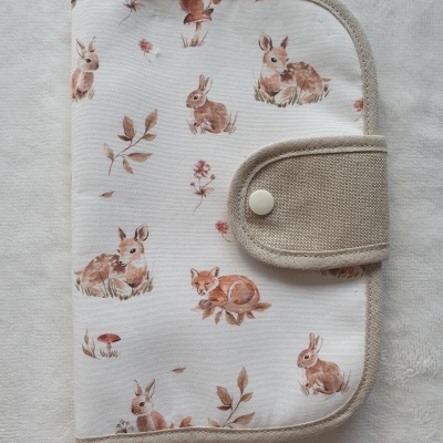 Carteira branca com padrão de animais da floresta em castanho e fecho de botão