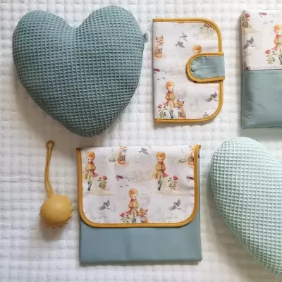 Conjunto de acessórios para bebé em azul claro e estampado com o Pequeno Príncipe