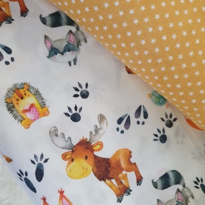 Tecido branco com desenhos de animais cartoon e tecido amarelo com estrelas brancas