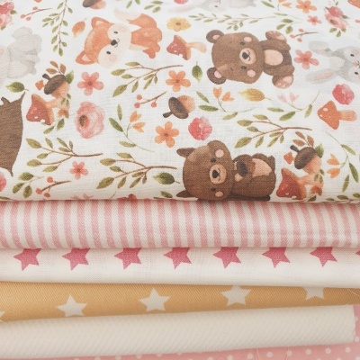 Tecidos infantis coloridos com estampas de ursinhos, raposas, flores, listras e estrelas.