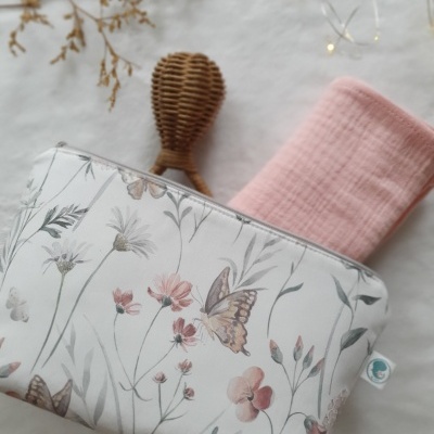 Necessaire floral com toalha rosa e pente de madeira