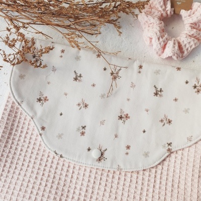 Babete floral branca com botão, toalha rosa textura waffle e scrunchie rosa claro