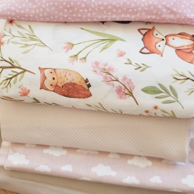 Tecido variado em tons suaves com estampas de animais e padrões