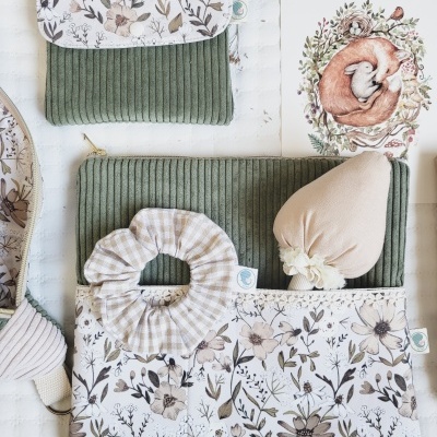 Conjunto de bolsos e scrunchie com padrões florais e texturas variadas em tecido.