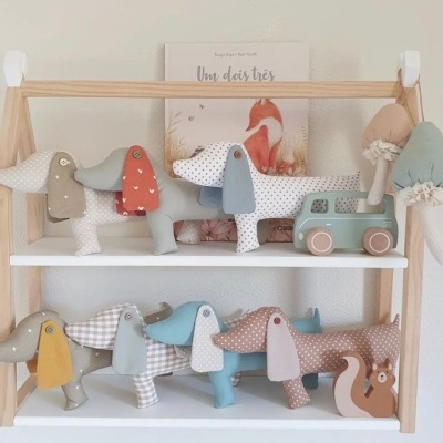 Estante com brinquedos de pelúcia coloridos e quadro de parede