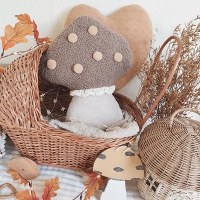 Cesta de verga com almofada cogumelo castanha e bege e decoração outonal