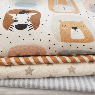 Tecidos infantil coloridos com desenhos de animais e padrões variados