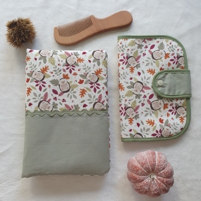 Bolsa e carteira com estampa de corujas e folhas em tecido, pente de madeira, bola de sisal e abóbora decorativa rosa