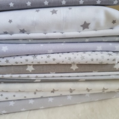 Tecidos dobrados com padrão de estrelas em tons de cinzento e branco