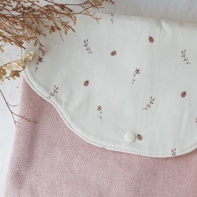 Mala de tecido rosa com tampa branca e flores pequenas cor de rosa