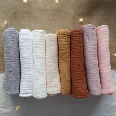 Oito panos de tecido de várias cores enrolados e alinhados