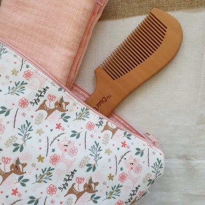 Estojo floral com pente de madeira e lenço rosa