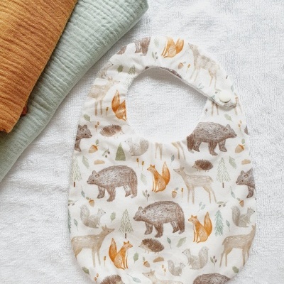 Babete de bebé branco com estampado de animais e botão