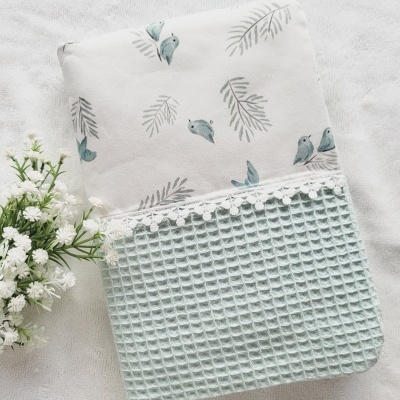 Fralda de tecido com padrão de pássaros e folhas e textura azul